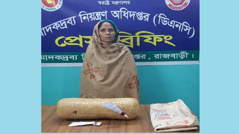 গ্রেফতার ভয়ে গাঁজাসহ স্ত্রীকে রেখে পালালেন স্বামী গ্রেফতার ভয়ে গাঁজাসহ স্ত্রীকে রেখে পালালেন স্বামী