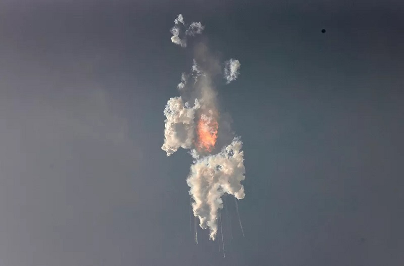 Elon Musk’s big rocket explodes on test flight