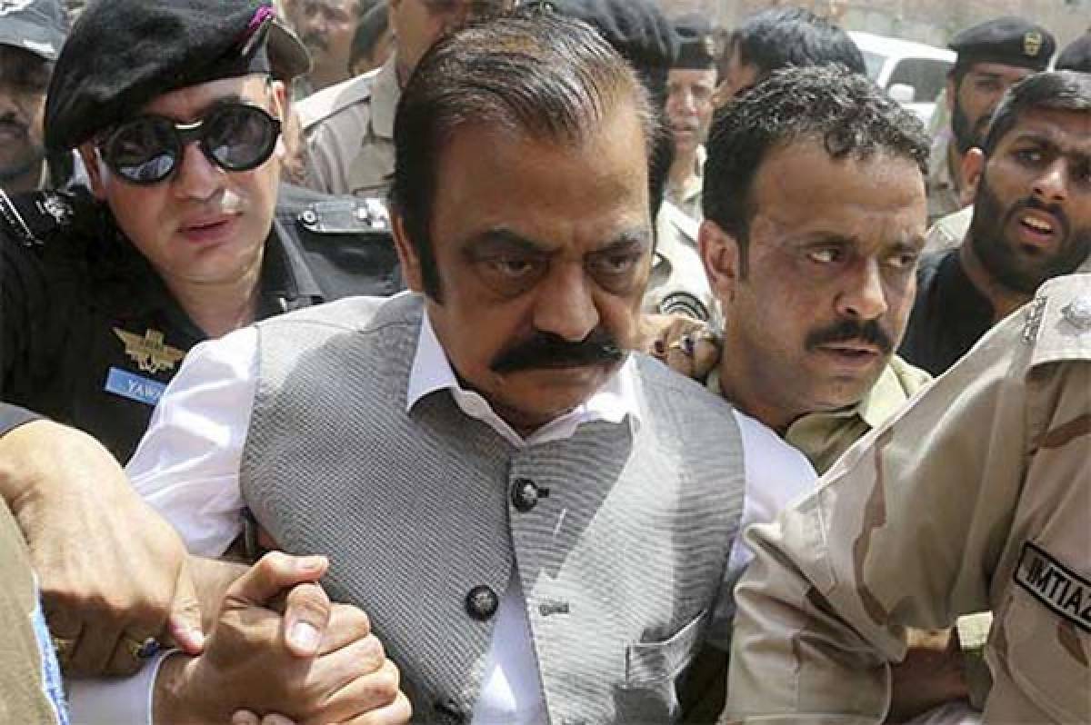 পাকিস্তানের স্বরাষ্ট্রমন্ত্রীর বিরুদ্ধে গ্রেফতারি পরোয়ানা জারি