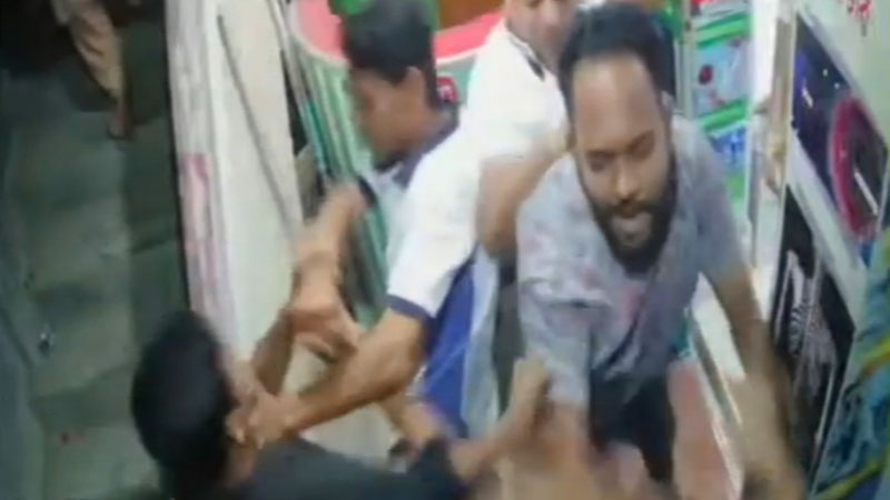 নারীকে অপহরণচেষ্টা, বাধা দেওয়ায় সাংবাদিকসহ ৫ জনকে পিটিয়ে আহত