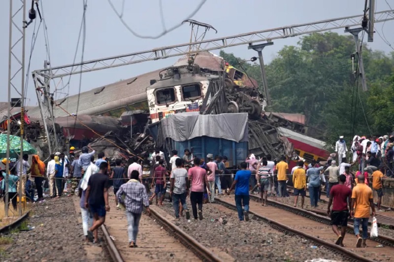 Why do train accidents occur in India often?
