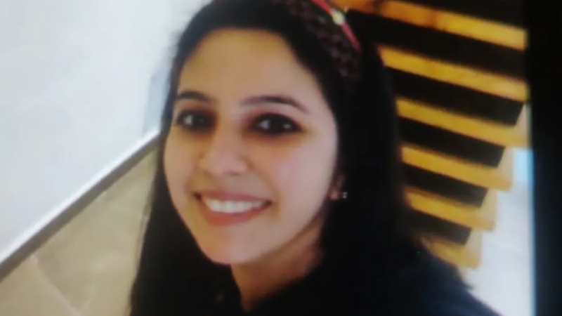 বৃষ্টির মধ্যে বিদ্যুতের খুঁটি ধরায় তরুণীর করুণ মৃত্যু
