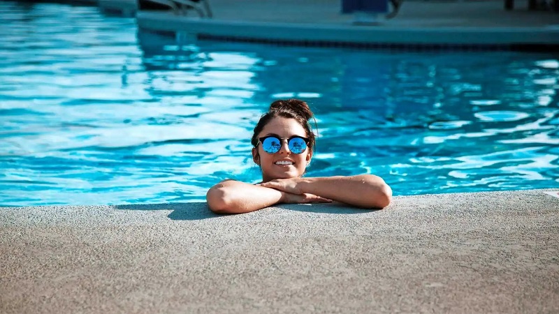 स्विमिंग पूल में महिलाओं को मिली टॉपलेस होकर नहाने की इजाजत- Women allowed to go topless in swimming pool
