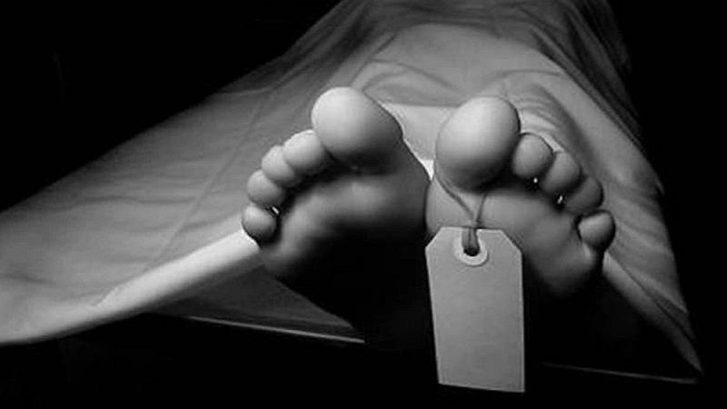 প্রেম করায় মেয়েকে কুপিয়ে হত্যা করলেন মা