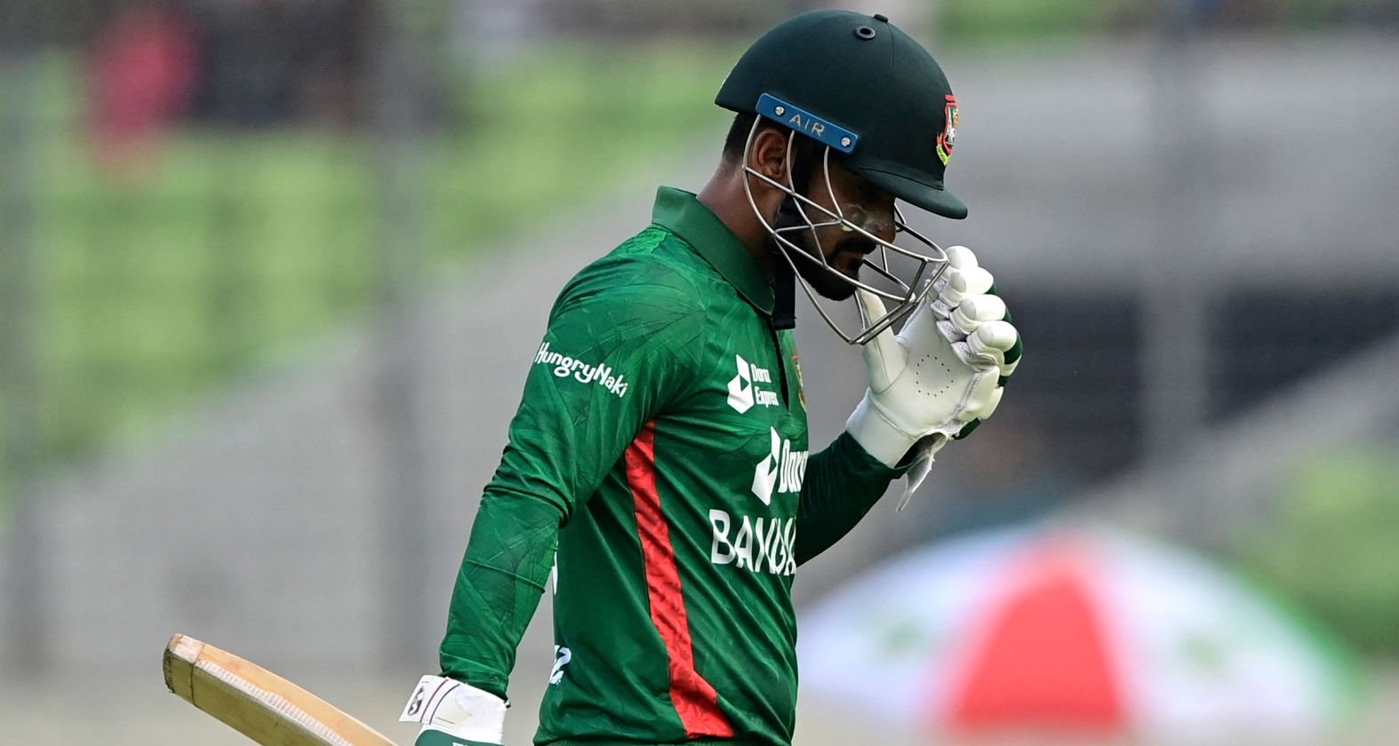 মাঠের মাঝেই ব্যাট ভাঙলেন লিটন