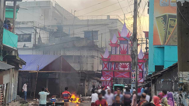 নাটোরের সিংড়ায় ডাক, টেলিযোগাযোগ ও তথ্যপ্রযুক্তি প্রতিমন্ত্রী অ্যাডভোকেট জুনাইদ আহমেদ পলকের বাসভবন ভাঙচুর করেছে বিক্ষুব্ধ জনতা