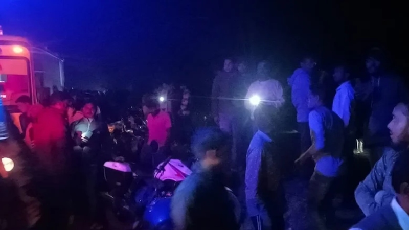 আগুন লাগার খবরে রেললাইনে ঝাপ, আরেক ট্রেনে কাটা পড়লেন একাধিক