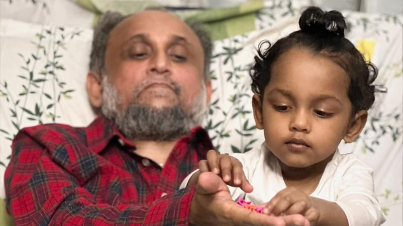বাসায় ফিরে মেয়ে ইলহামের সঙ্গে খেলায় মজেছেন ফারুকী