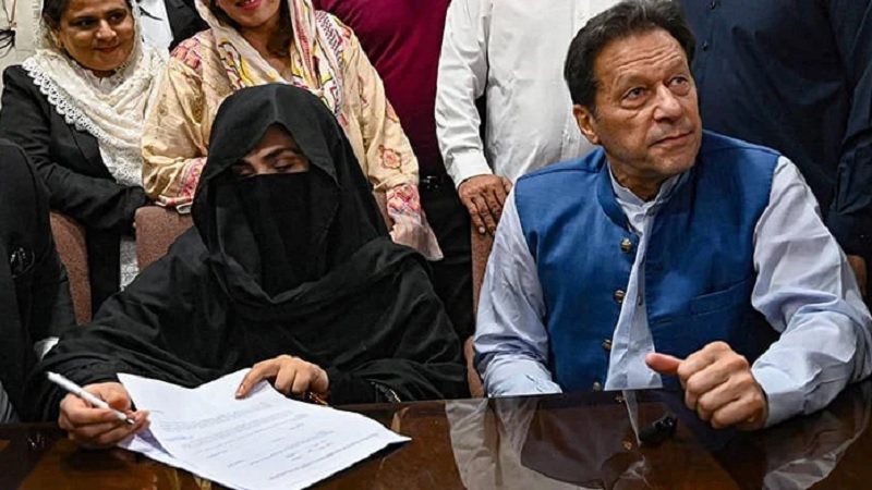 চাঞ্চল্যকর যে মামলায় ফাঁসলেন ইমরান-বুশরা