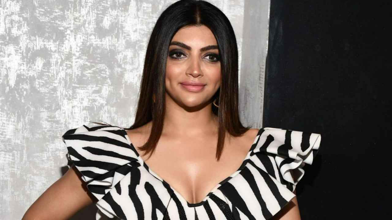 অনাবৃত শরীরে দোল উৎসবে ভারতীয় অভিনেত্রী
