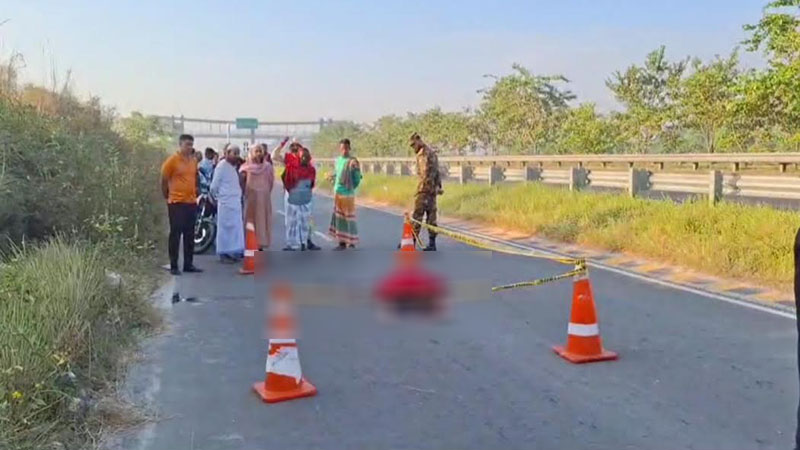 মহাসড়কে পড়ে আছে তরুণীর গুলিবিদ্ধ লাশ