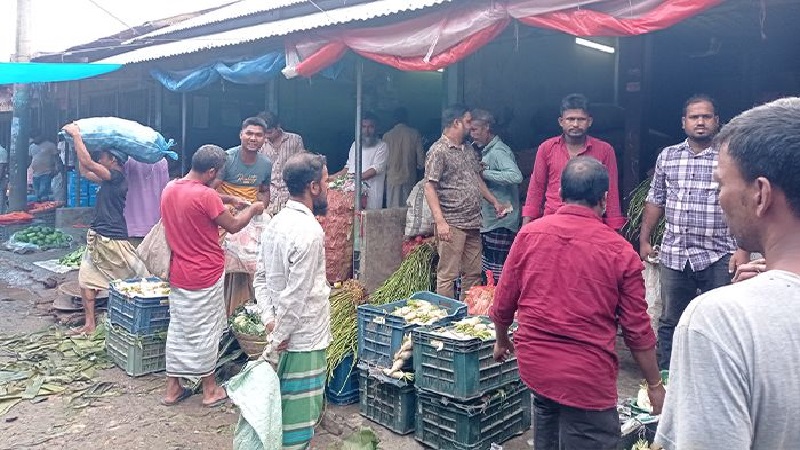 ভোরেই যে বাজারে বিক্রি হয় কোটি টাকার সবজি
