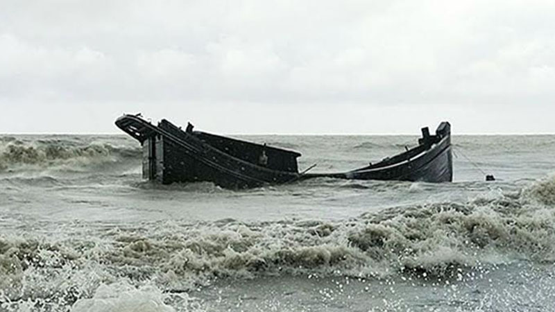 কক্সবাজারে ৮ ট্রলারডুবি: ৪ জেলের লাশ উদ্ধার, নিখোঁজ শতাধিক