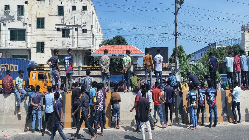 গাজীপুরে শ্রমিকদের বিক্ষোভ, আটক ৬