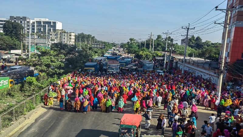 শ্রমিকদের ঢাকা-ময়মনসিংহ মহাসড়ক অবরোধ  