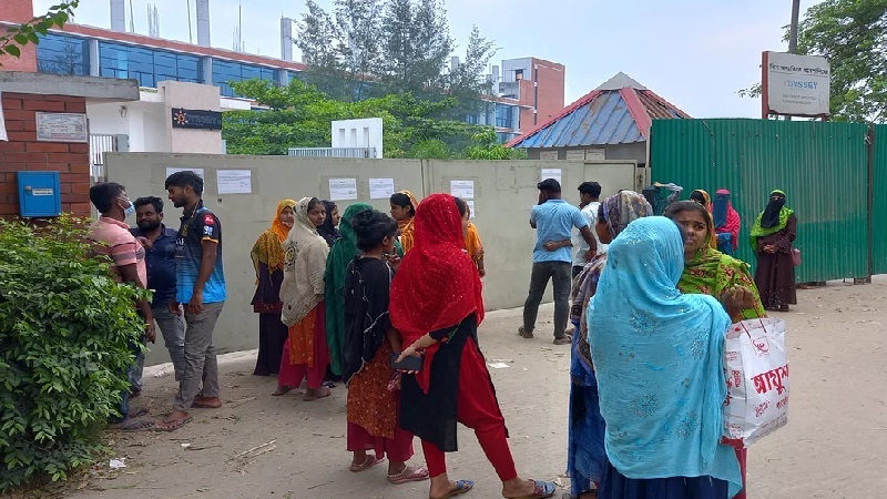 বেতন বৃদ্ধির দাবিতে শ্রমিকদের কর্মবিরতি