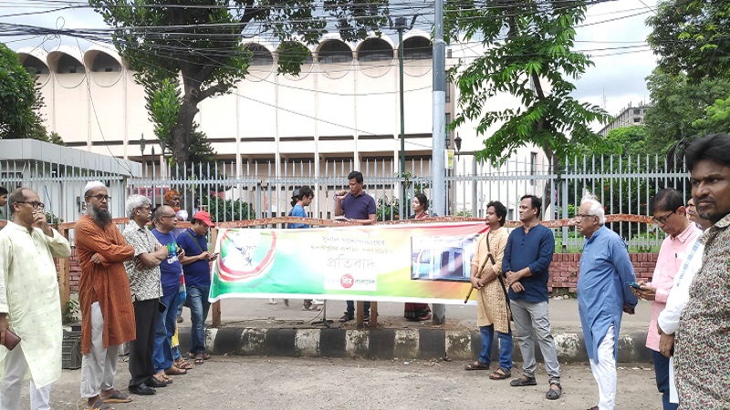 সুনীল গঙ্গোপাধ্যায়ের বংশভিটা দখল প্রচেষ্টার প্রতিবাদে কবিতা পাঠ অনুষ্ঠান