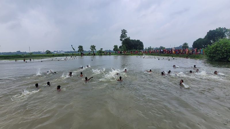 ঐতিহ্যবাহী হাঁস ধরা খেলা দেখতে মানুষের ঢল