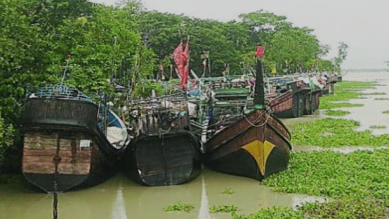 সুন্দরবনসহ উপকূলে নিরাপদ আশ্রয়ে শতশত ফিশিংবোট