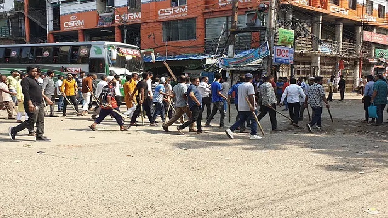 বাস দখল নিতে বিএনপির দুই পক্ষের সংঘর্ষ, আহত ১০