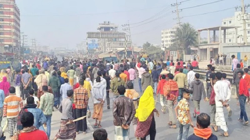 পোশাক শ্রমিকদের ঢাকা-ময়মনসিংহ মহাসড়ক অবরোধ