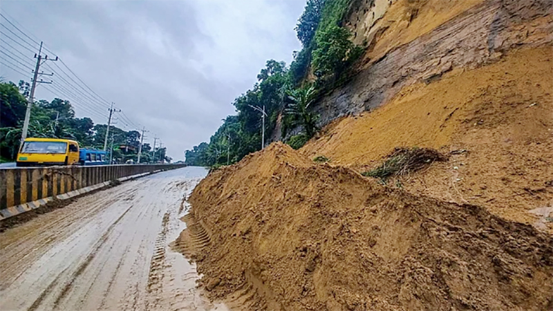 চট্টগ্রামে বায়েজিদ লিংক রোডে পাহাড় ধস